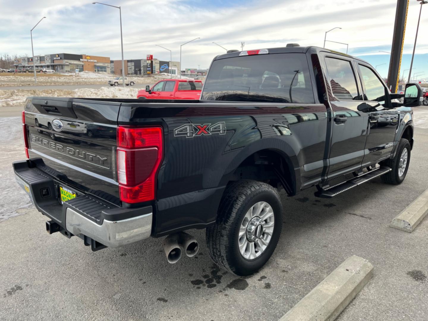 2022 Black /charcoal cloth Ford F-250 SD XLT Crew Cab 4WD (1FT7W2BT9NE) with an 6.7L V8 OHV 16V DIESEL engine, 6A transmission, located at 1960 Industrial Drive, Wasilla, 99654, (907) 274-2277, 61.573475, -149.400146 - Photo#4